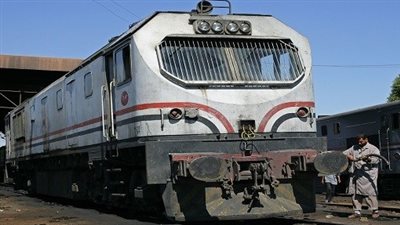 قطار العياط يصطدم بـ«تروسيكل» ويتسبب في وفاة شخص وإصابة آخر