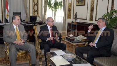 رئيس الوزراء: إقامة 100 ألف صوبة زراعية بتكنولوجيا هولندية