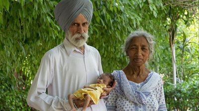 بالصور.. عجوز تعترف: الإنجاب في السبعين أصعب مما توقعت