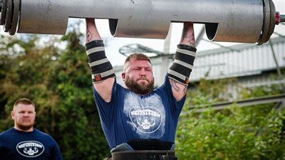 بالصور.. طرد من الجيش بسبب نوبة قلبية فأصبح أقوى رجل في بريطانيا