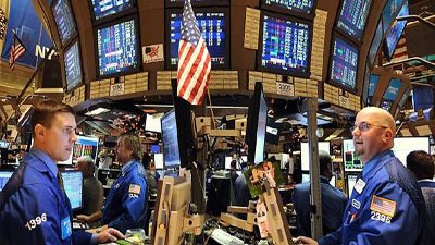 «وول ستريت» تفتح منخفضة مع عودة التركيز على توقيت رفع الفائدة