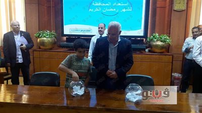 محافظ بورسعيد يجري قرعة علنية لاختيار مشرفي الحج