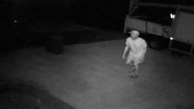 بالفيديو والصور.. رجل يتلصص على امرأة من نافذة منزلها