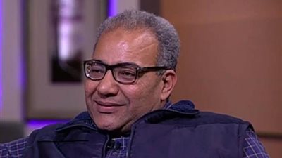 بيومي فؤاد ينتقد المبالغة في مطالب الزواج: «الهجرة أسهل من كده»