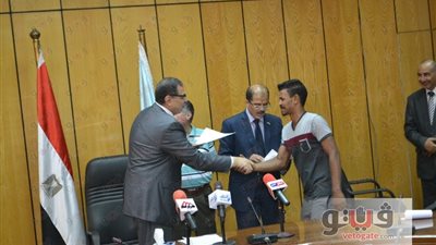 بالصور.. «سعفان» يسلم 25 عاملا عقودا للعمل بإحدى دول الخليج