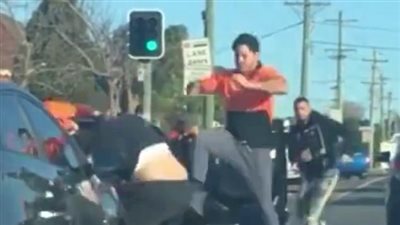 بالفيديو والصور.. شجار سائقين يوقف حركة المرور ويتحول إلى معركة