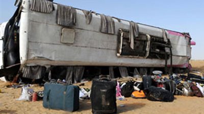 25 مصابًا بحادث انقلاب أتوبيس 