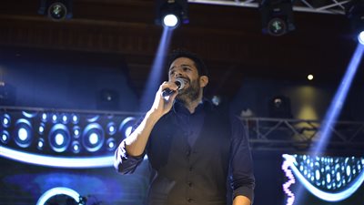 بالصور.. حماقي يشعل حفل تخرج تجارة الإسكندرية