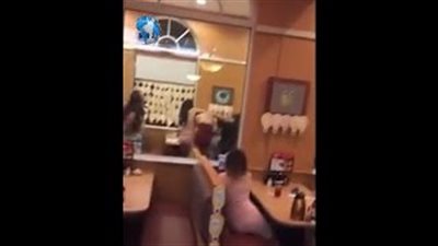 بالفيديو والصور.. شرطي يفقد أعصابه بسبب «خناقة حريمي»