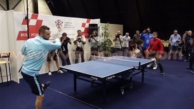 بالصور.. لاعب كرواتيا يهزم صحفي في مباراة «بينج بونج»