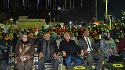 بالصور.. محافظ السويس يتابع مباراة مصر أمام الكاميرون مع الأهالي