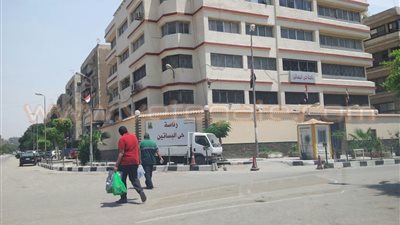 بالصور.. مواطن يشكو من استحواذ حي البساتين على الطريق العام