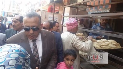 بالصور.. محافظ الجيزة يتابع حل أزمة الخبز بشارع فيصل