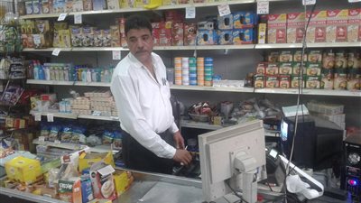 بالصور.. مجمع المنشية بالإسكندرية يوزع السكر بـ7 جنيهات للكيلو