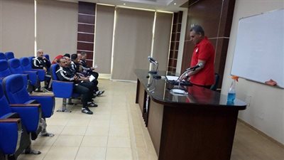 حمادة صدقي يجتمع بجهاز منتخب المحليين لمناقشة مباراة المغرب