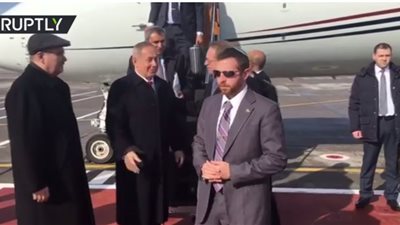 بالفيديو.. لحظة وصول نتنياهو إلى موسكو