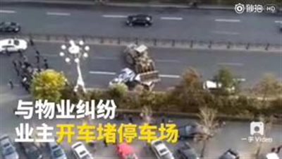 بالفيديو.. لقطات مروعة لـ «لودر» يحطم سيارة صغيرة