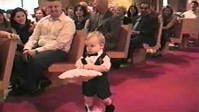 بالفيديو.. طفل يخطف الأضواء في حفل زفاف