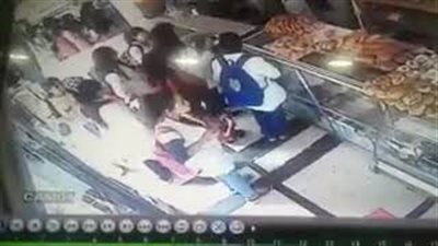 بالفيديو.. لحظة سرقة هاتف محمول من فتاة داخل مخبز