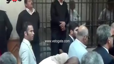 بالفيديو.. أيمن الجميل يسجد بعد الحكم ببراءته في «رشوة الزراعة»