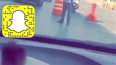 بالفيديو.. شابان يتعاطيان المخدرات ويرفعان السلاح في وجه رجل أمن سعودي