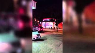 بالفيديو.. موظفو «برجر كينج» يحطمون واجهة مطعم بسبب مقلب