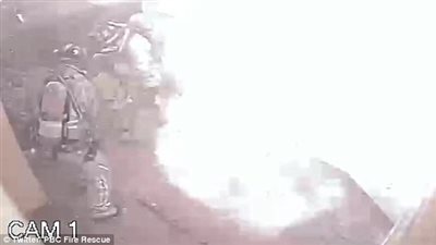 بالفيديو والصور.. كرة لهب تنفجر في وجه رجلي إطفاء