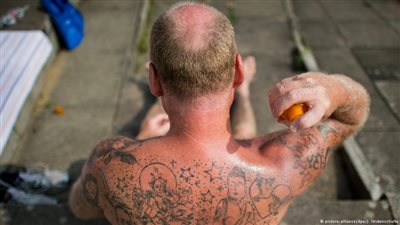 أيها الرجال.. احذروا مستحضرات الوقاية من أشعة الشمس