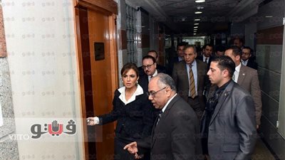 سحر نصر وياسر القاضي يتفقدان أعمال تطوير مجمع خدمات الاستثمار
