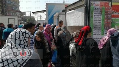 بالصور.. إقبال كثيف على سيارات الجيش للسلع المدعمة بالمطرية