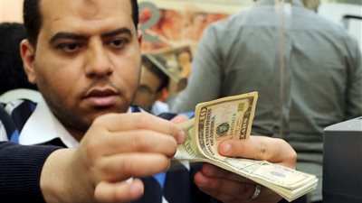 تراجع الدولار والريـال السعودي أمام الجنيه في مطار القاهرة