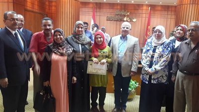 بالصور.. محافظ بورسعيد يكرم أوائل الشهادة الإعدادية