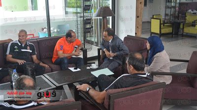 بالصورة: السفير المصري يجتمع بالجهاز الفني للأهلي بفندق الإقامة