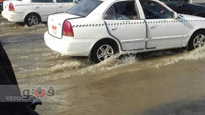 كسر ماسورة مياه بمحور النصر يتسبب في توقف حركة المرور