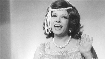 فنانون يودعون رمضان بالحنين لعودته