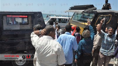 بالفيديو والصور.. مؤيدو السيسي يلقون التحية على رجال الجيش في الإسكندرية