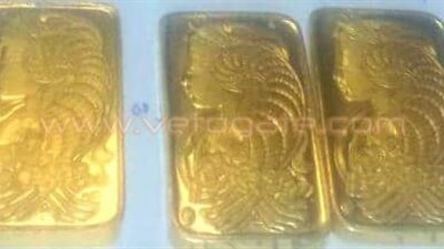 بالصور.. ضبط راكب حاول تهريب 3 سبائك ذهب بمطار برج العرب