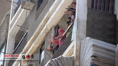 بالصور.. «الإخوان» يوزعون منشورات عن مواعيد مباريات كأس العالم