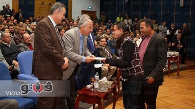 ميناء دمياط يكرم طالبا تغلب على السرطان بالرسم