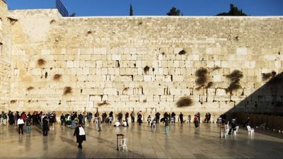 حائط البراق.. قبلة الطامعين في رضا اليهود.. زاره «أوباما» و«ترامب».. «بوتين» داعب به أحلام الصهاينة.. ارتداء «القلنسوة» عربون للصفقات السياسية.. ورئيس وزراء إثي