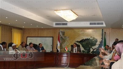 بالفيديو.. محافظ الفيوم يلتقى أولياء أمور ضحايا التطعيم بمدرسة «عنك»