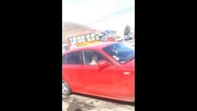 بالفيديو.. رد فعل امرأة ضبطت زوجها يخونها داخل سيارته