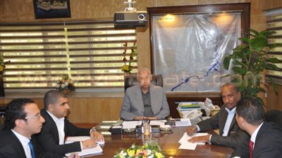 محافظ أسوان يستعرض آليات انطلاق حزمة المشروعات الاستثمارية