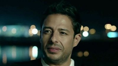 حماقي يعزي أمير طعيمة في وفاة والده