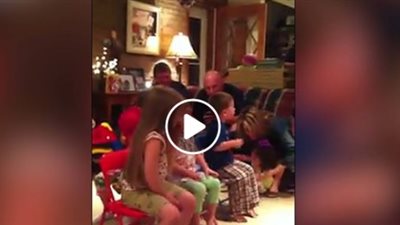 بالفيديو.. رد فعل غير متوقع لطفل كاد أن يخسر في لعبة الكراسي