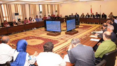 محافظ بني سويف يبحث قانونية الموافقة على طلبات تقنين أراضي الدولة