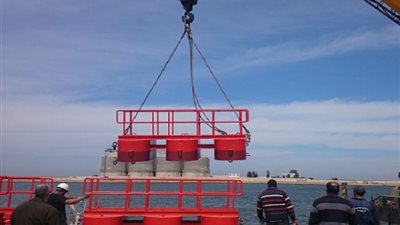 صيانة وإحلال حواجز ورد النيل بميناء دمياط