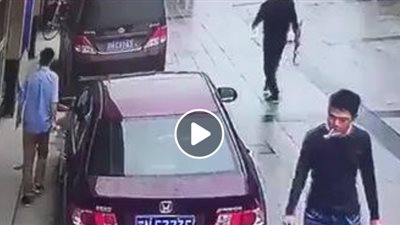 بالفيديو.. لحظة سرقة سيارة أمام المارة بطريقة ماكرة