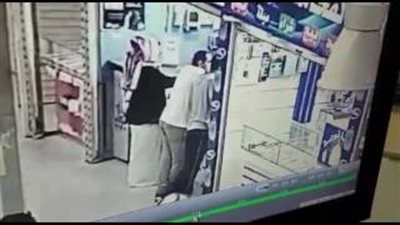 بالفيديو.. لحظة سرقة هاتف آيفون بطريقة ماكرة