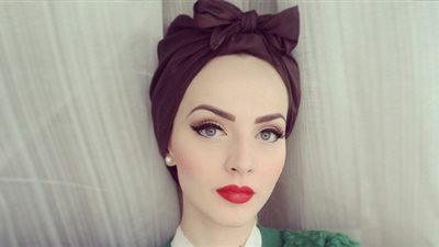 بالفيديو.. 5 طرق للف «التوربان» من دينا طوكيو